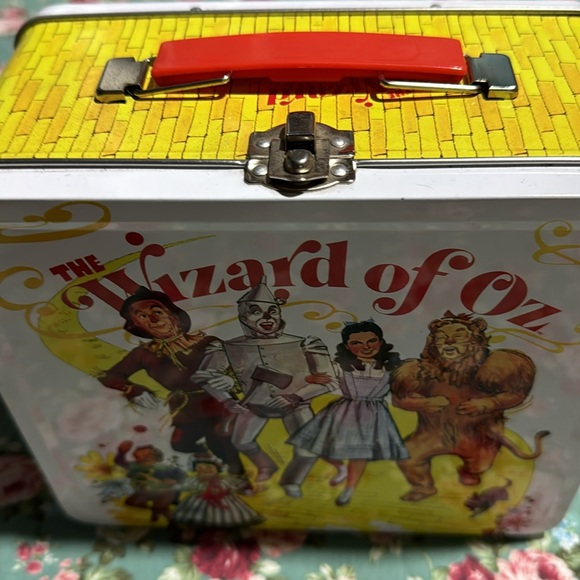 The Wizard of Oz! Lunchbox, DVD, & VHS! Movies are sealed. Excellent condition💫 - Picture 11 of 16